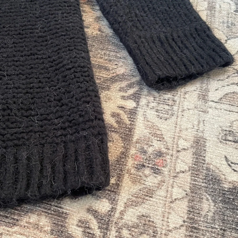 FREE PEOPLE ALPACA WOOL KNIT SWEATER Size L
Black
Like new - Picture 5 of 10